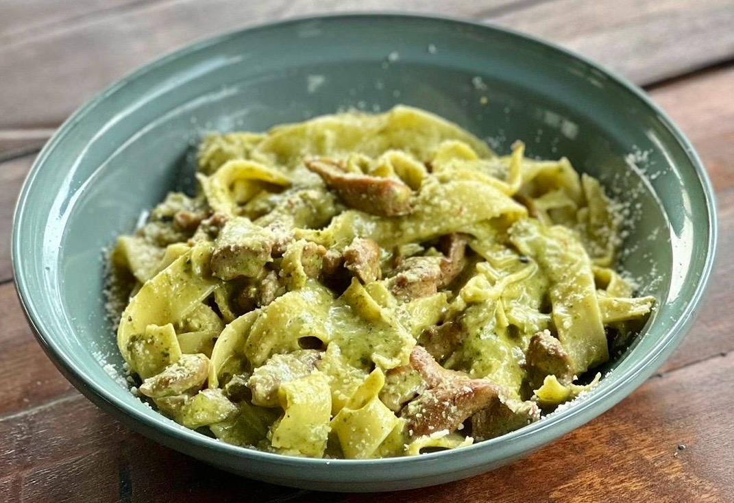 Tavuklu pesto fettucini